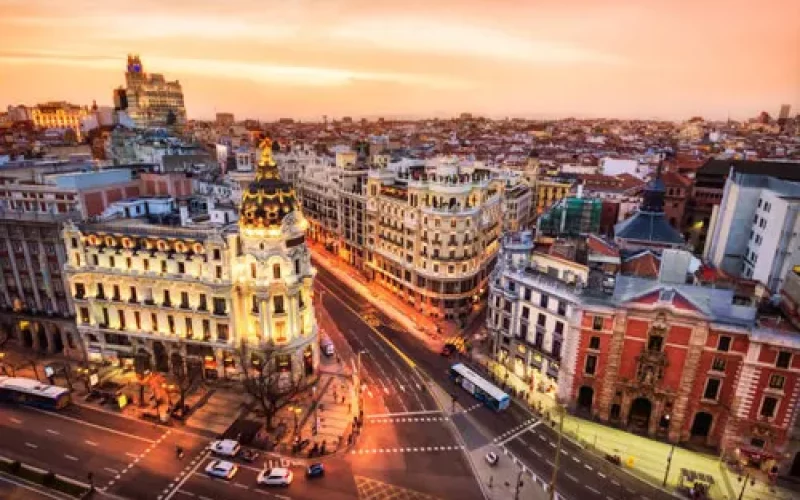 vista-aÃ©rea-y-skyline-de-madrid-al-atardecer-espaÃ±a-europa